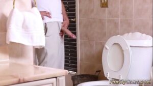 Coroa dotado fode e arromba o cu da filha da patroa safada Coroa dotado fode e arromba o cu da filha da patroa safada