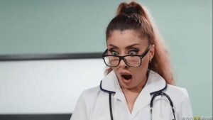 Enfermeira safadinha tirando o atraso com o novinho roludo