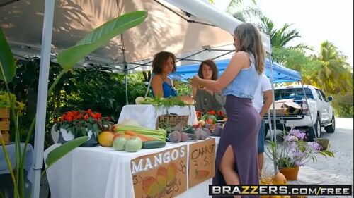 Chupando a bucetinha encharcada da safada no porno quente