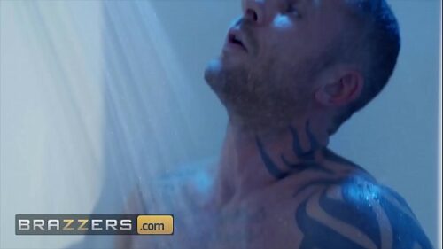 Abella Danger se joga na rola enorme do amigo roludo