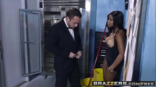 Dando surra de piroca em pretinha fogosa no cio