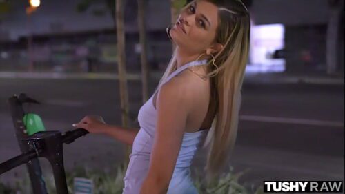 Metendo rola no cuzinho da puta fogosa