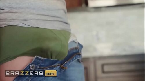 Linda jovem negra fodendo na cozinha