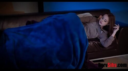Sexo entre primos pelados de madrugada fodendo escondidos no sofÃ¡