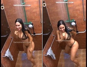 Isabelle Nogueira do BBB Mostrando os Peitos no Banho
