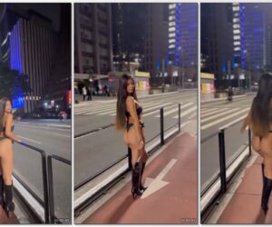 Mariah Kalili pelada na rua mostrando seu corpo