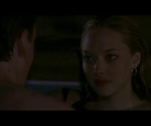 Amanda Seyfried Nua na piscina em filme