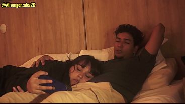 Incesto amador garota chupando rola grossa do irmão na cama