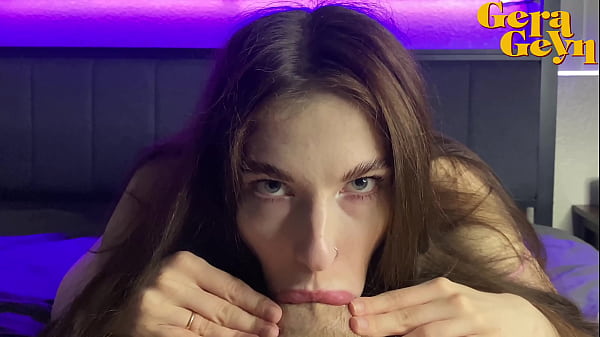 Magrinha faz roludo gozar no melhor garganta profunda na cama