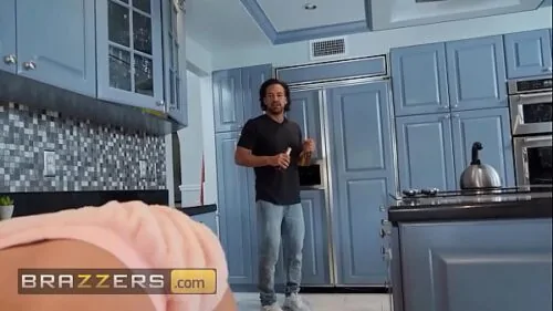 Mentendo na bucetona larga da esposa safada na lavanderia