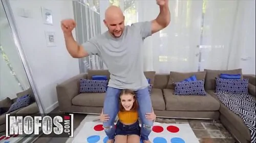 Pau sem camisinha fodendo a pepeca gostosa da branquinha nua