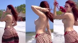 Cibelly Ferreira mostrando os peitos em público fazendo topless na praia