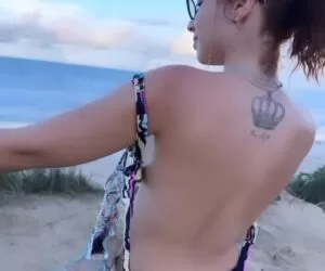 Professora Cibelly Ferreia mostrando os peitos na praia em público