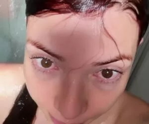 Professora Cibelly Ferreira masturbando a buceta molhadinha no banho