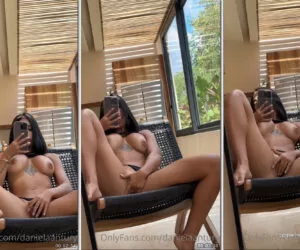 Novinha Daniela Antury se masturba e chupa gostoso na frente do espelho