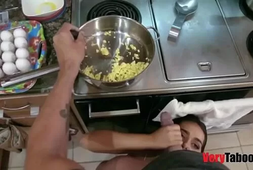 Vagabunda na cozinha chupando piroca do marido