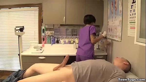 Video de mulher batendo punheta dentro de hospital para paciente até ele gozar nela